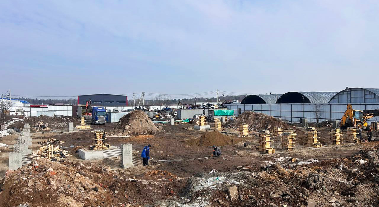 Выполняются работы по устройству фундаментов стаканного типа